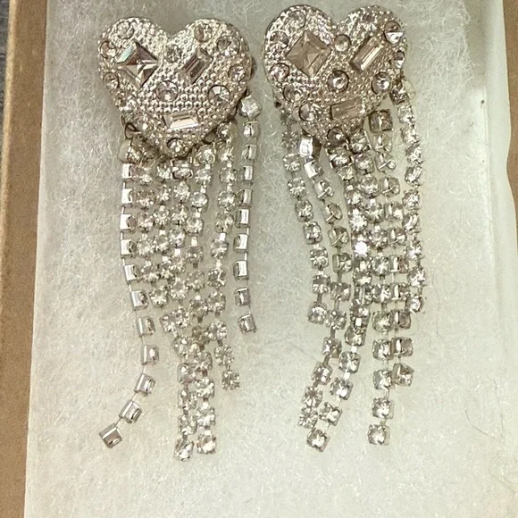 Elegant Silver Heart Dangle Fashion Earrings - Picture 2 of 2